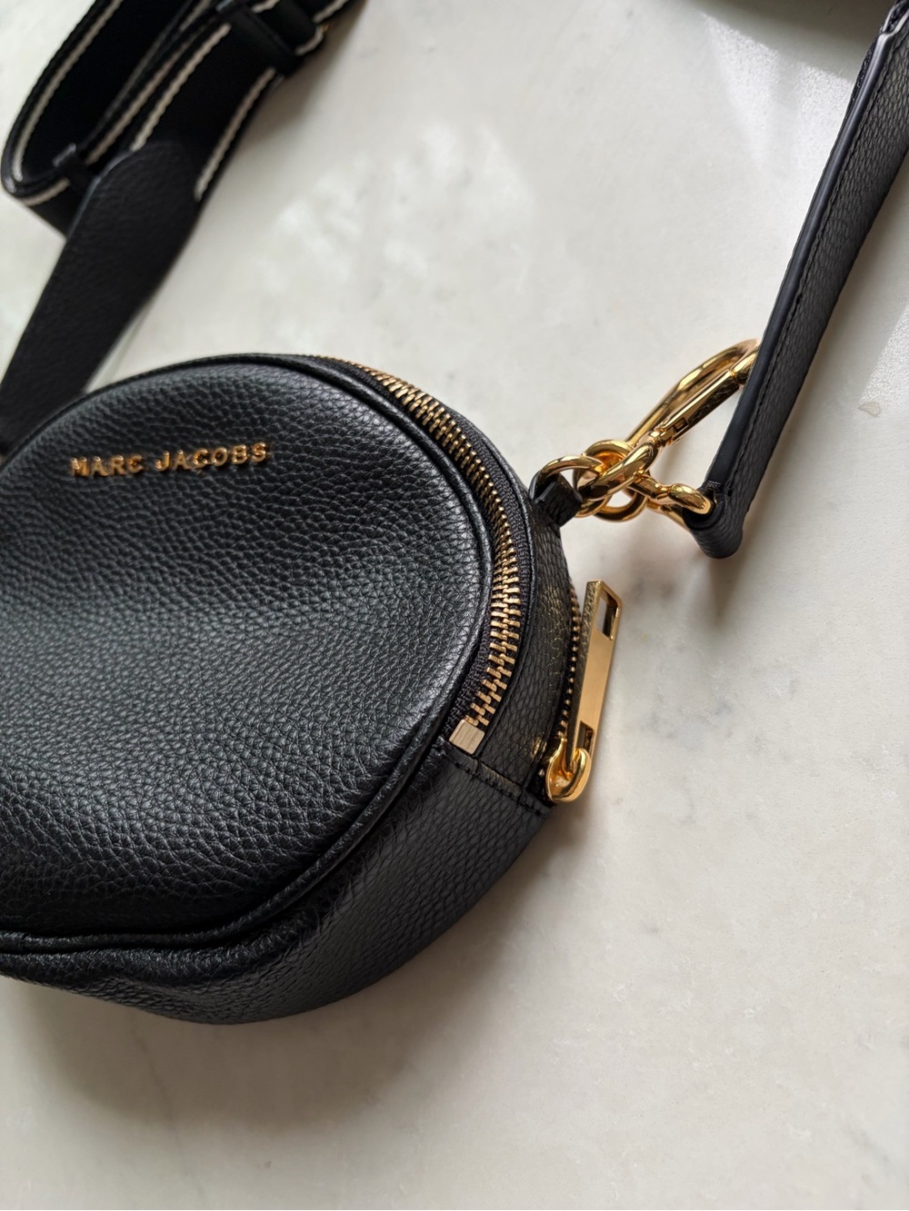 Marc Jacobs The Rewind Oval Crossbody Bag Pebbled Black Pebbled Leather - Picture 3 of 8